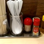 手打ちラーメン 清仁軒 - 【2018.10.09(火)】テーブルにある調味料