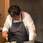 レストラン ラリューム - 進藤シェフが目の前で料理をされてます　カウンター最高！