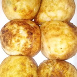 ファミリーマート - あっためたたこ焼き。このあとソース＆マヨネーズたっぷりかけて。外はカリカリしてないけど中とろ～っと熱々。もちろんタコ入ってます！