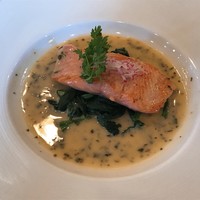 レストランゼルコバ - 牧岡産 甲斐サーモンのポワレ 粒マスタードとエストラゴンの白ワインのバターソース