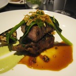 94262134 - 肉料理： 神奈川県“あやせ豚”肩ロースのグリエ 　ブラックオリーブのコンフィチュールとブロッコリーのピュレ