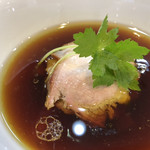 飯田商店 - 醤油のコクとキレがあるつけ汁には焼豚、鶏チャーシュー、メンマがタワー状に