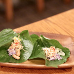 酒とタイ料理 ピッサヌローク - ミャンカム（コショウの葉の前菜）