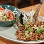 酒とタイ料理 ピッサヌローク - ヤムプラードゥックフー（秋刀魚のふわふわ揚げと青パパイヤサラダ）