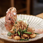 酒とタイ料理 ピッサヌローク - プラートードサムンプライ（カサゴのハーブ揚げ）