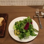 トラットリア ダ コヴィーノ - 自家製パン、サラダ