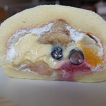 ハッピーベリー - フルーツとカスタードロール　半分個　側面のフィルムを取ったらクリームが出て来ちゃいました^^;