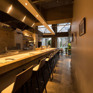 ライブ感あふれるオープンキッチンのカウンター席がおすすめ