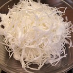 とんかつ専門店 恵庭屋 - たっぷり量のあるキャベツ