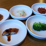 韓国家庭料理 故郷の家 - パンチャン5皿