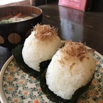 自家焙煎コーヒーcafe・すいらて - 梅と昆布の佃煮の、まんまるおにぎり、おかかが掛かっています(2018.10.10)