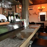 Taupe - カウンター６席とテーブル席２卓なのですぐに満席に（汗）