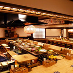 六本木田舎家 - 炉端カウンター2基の広々とした店内。団体様もゆったりとお楽しみ頂けます。