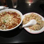 台湾料理　五味香 - ネギラーメンとチャーハン
