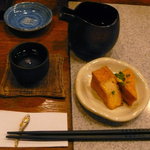会津郷土料理　楽 - 女性店員の接客が心地よい。厚揚げをつまみに「会津娘」をいただく、これが素晴らしいお酒！