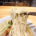 麺匠 いしかわや - 特製わんたん中華そば(塩)の麺リフトアップ