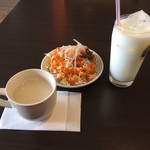 Indohombakarekiyotakemachiten - セットのスープ、サラダ、ドリンク（ラッシー）