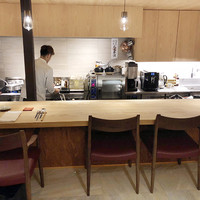 祇をん 段ばた - 店内はカウンターとテーブルひとつ('18.9月中旬)