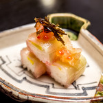 割烹 渡辺 - 酢飯、菊花、鯛の昆布〆