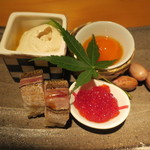 器楽亭 - 酒肴盛り：カマスの棒寿司 筋子の（紀土の）粕漬け シャインマスカットと柿の白和え 卵黄の漬け 茹で落花生