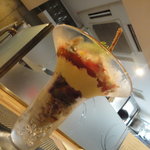 ビストロ 間 - 上から枝豆のアイス、トマトのジュレ、トウモロコシのムース、生ハム、クルトンとトレヴィス