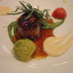 ビストロ 間 - 網脂で包まれた子羊のロース肉のポワレをジュのソースで