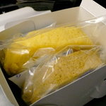 中野屋菓子舗 - 新幹線車内で中野屋さんのロールケーキを開けてみる