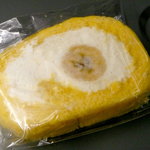 中野屋菓子舗 - バナナのロールケーキ（￥150）。ふんわりとした生地、お茶が欲しくなるが、それもまたアリ