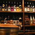 Futayono Tsuki - バックバーには日本各地の地酒がずらりと並ぶ。居酒屋というよりバーと言った方がしっくりくる
