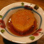 ふた夜の月 - 大根の冷製おでん。ゆず風味のジュレに、ゆず胡椒。女性マスターのセンスが光る一品