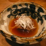 ふた夜の月 - 米沢牛千本筋のおでん。ほろほろと崩れる肉の食感・味わいと、わさびがベストマッチ。これは旨し！