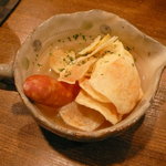 ふた夜の月 - ケーゼクナッカー。とろけるチーズ入りのウインナーが、コンソメ仕立ての「おでん」になっている。これもいける