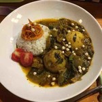 居酒屋 巧 - 小松菜とじゃがいもと油揚のカレー