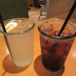 PHAKCHI JO'S - ドリンク写真:セットドリンク レモネード & コーラ