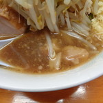 ラーメン二郎 - レンゲをつっこむと醤油の色に