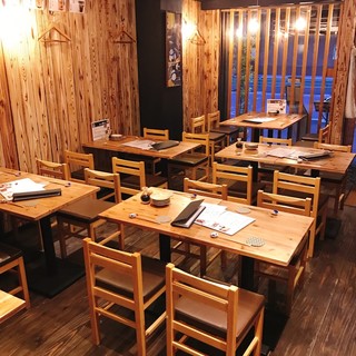 木の温もりを感じる店内