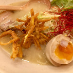 トッピングの煮卵を切ったモノ