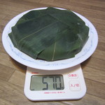 Sushi Koubou Ootsuji - 笹の葉っぱ込みでも 570g と重量級のます寿司です（驚