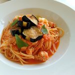 ゾーナ イタリア - 国産若鶏と自家製モッツァレラチーズ、揚げ茄子のトマトソーススパゲティ