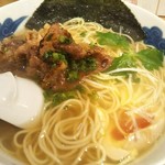 麺屋 猪一 離れ - 炙り和牛投入。美しい。