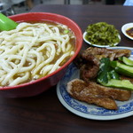 老牌牛肉拉麵大王 - 剛麺のスープに牛肉出汁、傍らは豚ロースの排骨(パイクー)、酸菜。