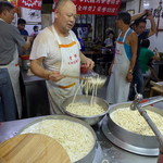 老牌牛肉拉麵大王 - どんどん茹でています！