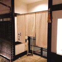 みつ林 - 入り口には落ち着いた暖簾が出ている