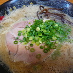 博多一幸舎 中洲店 - ラーメン、スープに小さな泡が