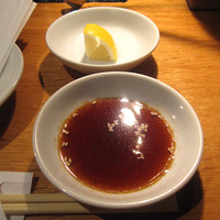 焼肉ホルモン 稲田 - 卓上にはタレとレモン♪