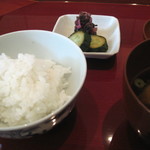 紀茂登 - 食事【白飯、焼き茄子の赤出汁、香の物】