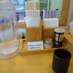 春の風 - とても明るくて清潔な店内。カウンターの上もすっきりです。奥は製麺室