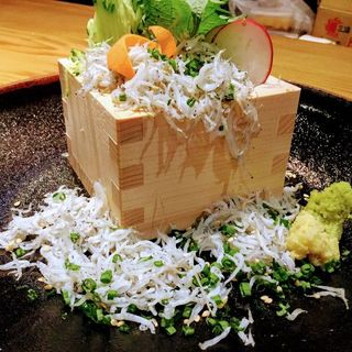 鴨と湘南しらすをメインにした季節料理