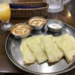 ターリー屋 - 海老のカレーとバターチキンカレー、チーズナン変更。チーズナンは上にもチーズでおいしい。エポスカードでドリンク無料！