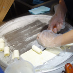 マンハッタンロールアイスクリーム - マイナス20度以下のコールドプレートで手作りされるロールアイス。